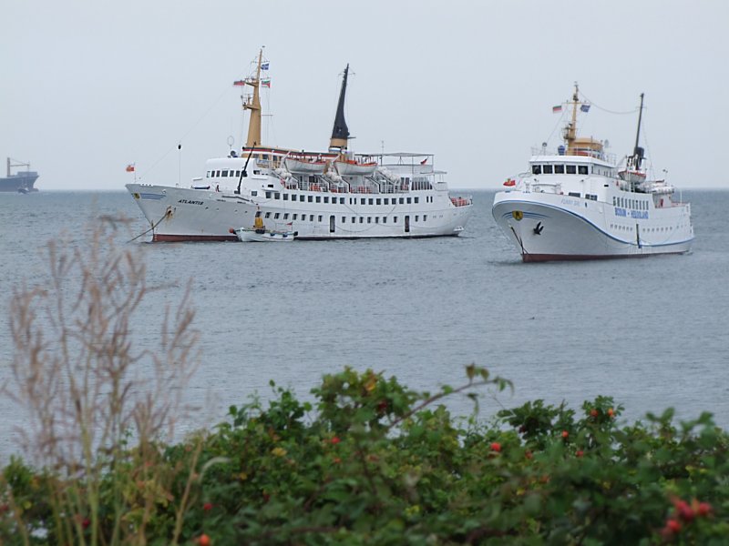 Atlantis und FunnyGirl liegen vor Helgoland auf Reede;090827