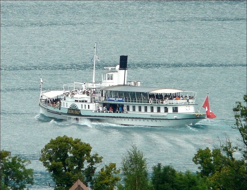 Auch auf dem Thuner See dampft es gelegentlich. Der Raddampfer  Blmlisalp  aufgenommen in der Nhe der Anlegestelle Spiez am 28.07.08. (Jeanny)