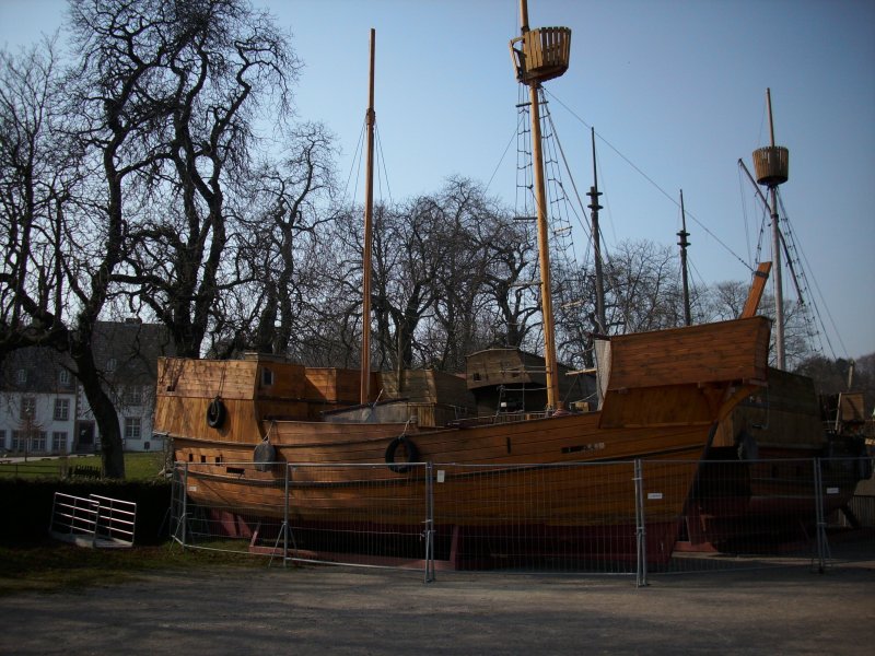 Auch in diesem Jahr wird diese Kogge bei den Strtebecker-Festspiele mitspielen.Am 04.April 2009 stand Sie im kleinen Hafen von Ralswiek noch auf dem Trocknen.