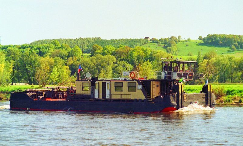 Auch das tschechische Schubschiff  TR 23  (Registrier-Nummer 200670, Eich-Nummer LDc 744 CS) der Reederei ČSPL eilt der  Lucky 1  zu Hilfe. Elbe-Km 73, Sept.2003 - Scan vom Kleinbild-Negativ