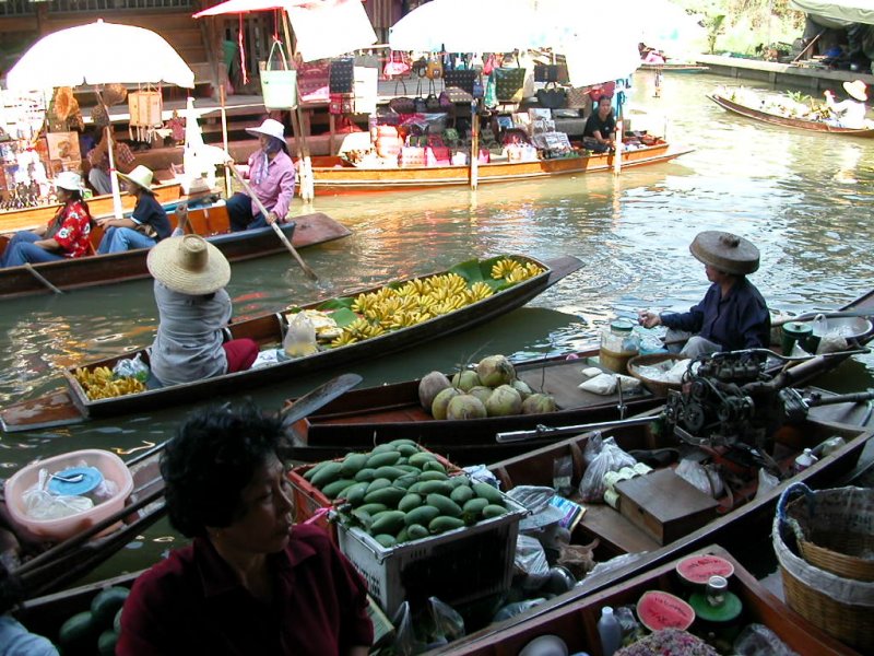 Auf dem Damnoen Saduak Floating Market werden jeden Vormittag bis 12.00 Uhr von Ruderbooten aus Obst, Gemse, Souvenirs u.a. an Einheimische und Touristen verkauft. Auch Boote mit Touristen sind viele zu sehen. (20.04.2003)