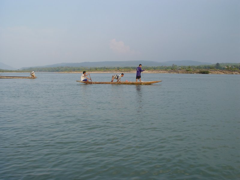 Auf dem Mekong Fluss, der hier die Grenze zwischen Thailand und Laos bildet, benutzen Fischer diese extrem flachen Boote beim fischen (24.03.2007)