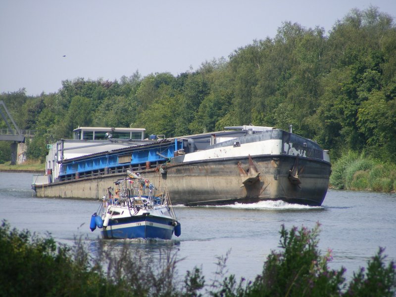 Auf dem Mittellandkanal in der Nhe der Stadt Lbbecke .