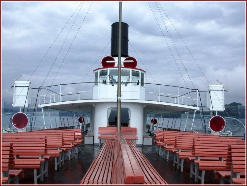 Auf dem Oberdeck des Dampfschiffs Gallia am 16.08.2006 zwischen Luzern und Flelen. Wegen des verregneten Augustes sind auf den Schiffen der Vierwaldsttterseeflotte gengend Pltze frei.