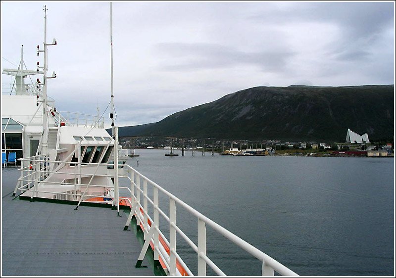 Auf dem Oberdeck der MS Finnmarken mit einer Teilansicht von Troms. 20.8.2004 (Jonas)