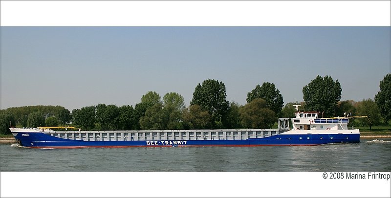 Auf dem Rhein bei Duisburg - Die MV Panda fhrt fr die SEE-TRANSIT Schiffahrts- und Speditions GmbH. Angaben zum Schiff:  DWAT: 2964, DWCC/SW: 2.800/2.730, cbft(grain/baile): 151.000, GT/NT: 2.080/1.168, Hold/Hatch Dim(m): 62,20x10,24x6,70, max:draft/air draft(m): 4,35 / 9,00, LOA/Beam: 88,95 / 12,40, Built: 2001, Flag: Niederlande 