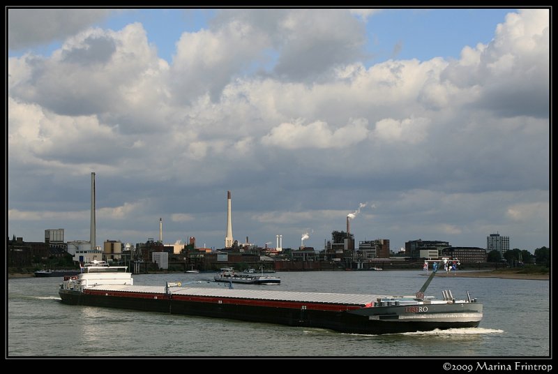 Auf dem Rhein bei Uerdingen - GMS  Libero  ENI 02331440, Papendrecht/Niederlande, Lnge 135 m, Breite 11,45 m