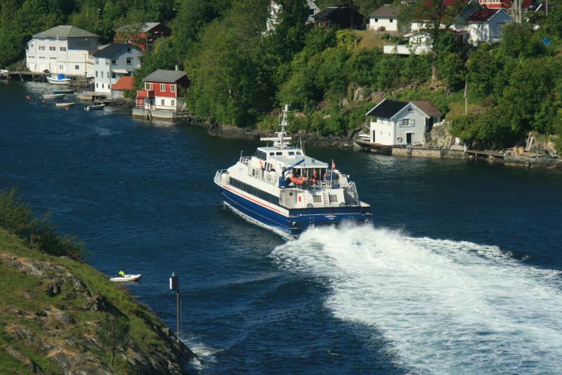 Auf dem Weg von Bergen nach Songdal passiert die M/S  Fjordprins  den Radsundet und schlngelt sich durch die Innere Hordalandfahrrinne; 16.06.2009