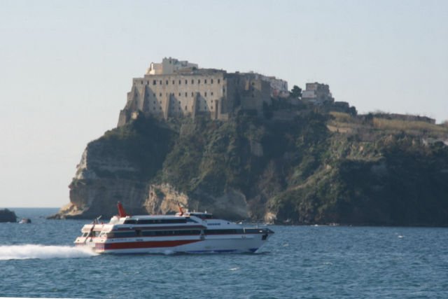 Auf dem Weg von Napoli via Prchida nach Ischia passiert die M/S  Achernar  Terra Murat auf Prchida; 09.02.2008