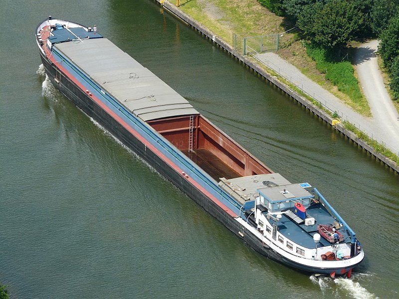 Auf dem Weg in Richtung Duisburg fhrt dieses Schiff an Oberhausen vorbei. Das Foto stammt vom 17.06.2008