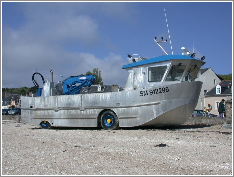 Auf ein eigenartiges Schiff stiess ich im Hafen von La Houle. Dieser Hafen befindet sich in der Bucht von Cancale, einem der grssten Austernzuchtgebiete, in der Bretagne. Vermutlich wird das Amphibienfahrzeug zum heben der Austernkrbe vor der Kste eingesetzt. (15.04.2004)