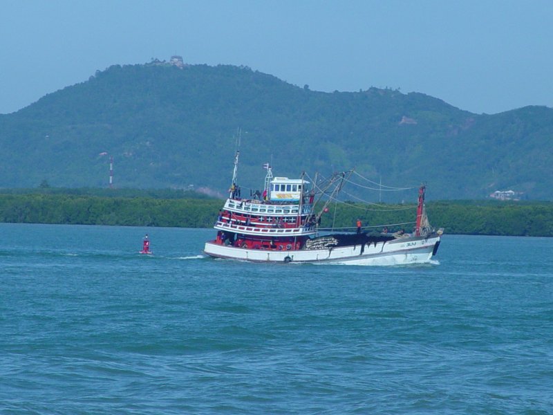 Auf der Fahrt von Krabi nach Phi Phi Island begegnen wir diesem thailndischen Fischerboot (23.04.2006)