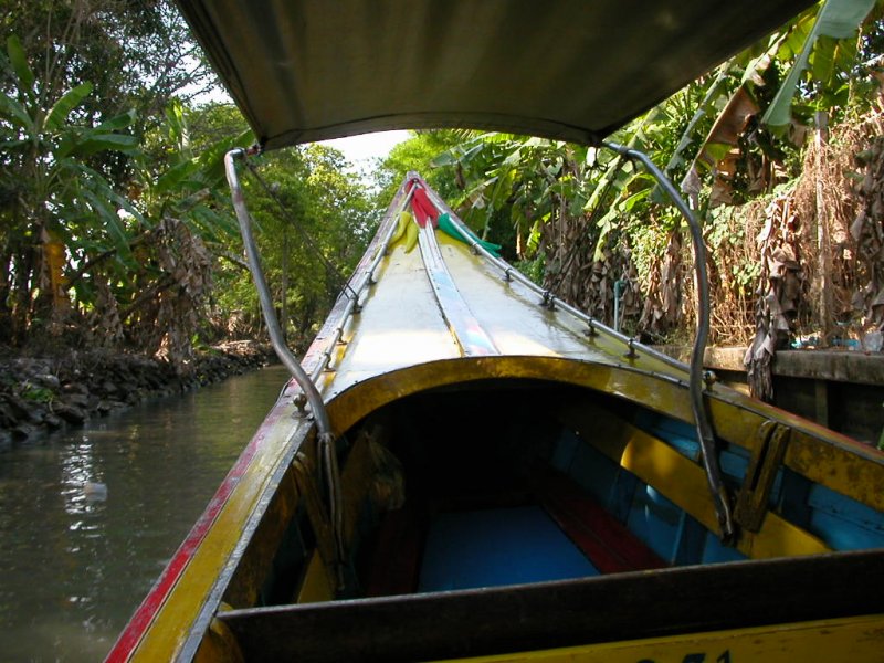 Auf der Fahrt zum Floating Market von Damnoen Saduak geht es mit dem  Long Tail Boat , angetrieben durch einen Hino, oder Toyota, oder Isuzu, oder auch einen anderen japanischen Motor durch viele Kanle. Den einzigen Ausblick nach vorne habe ich ber die Spitze des Bootes (20.04.2003)