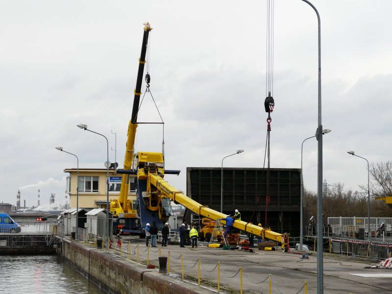 Auf der Mittelmole der Schleuse (Ecluse) Ottmarsheim (Rhein-Seiten-Kanal) ist am 03.12.2007 ein Kran umgestrzt und wird hier, einen Tag spter, geborgen. Das Foto entstand vom Oberdeck des FGS  Weinland Baden . 