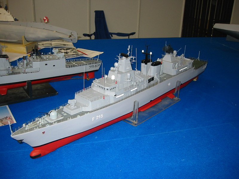 Auf der Modellbau-Messe in Sinsheim im Mrz 2005 war dieses Modell einer Fregatte der Deutschen Marine ausgestellt. Dabei handelt es sich um die Fregatte  Bandenburg  (F 215), erstes Schiff der gleichnamigen Klasse. Im Hintergrund ist das Heck mit der Hubschrauberplattform der Fregatte  Kln  vom vorherigen Bild zu erkennen.