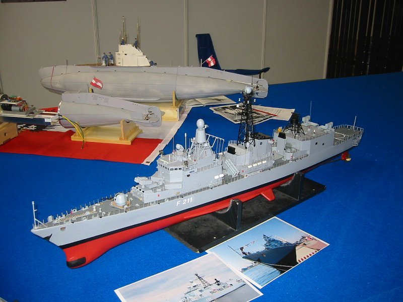 Auf der Modellbau-Messe in Sinsheim im Mrz 2005 war dieses Modell einer Fregatte der Deutschen Marine ausgestellt. Dabei handelt es sich um die Fregatte  Kln  (F 211) der Bremen-Klasse. Im Hintergrund Modelle von UBooten.