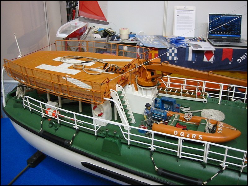Auf der Modellbau-Messe in Sinsheim im Mrz 2006 war auch dieses Modell eines Schiffs der DGzRS zu sehen. Im Bild Details vom Heck des Schiffs mit Hubschrauberplattform und Schlauchboot, an dessen Motor gerade gearbeitet wird.