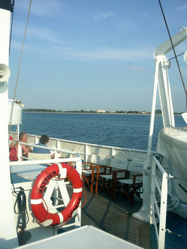 Auf der MS Baltica (Lbeck), im Hintergrund die Kste zwischen Heiligendamm und Warnemnde,1985