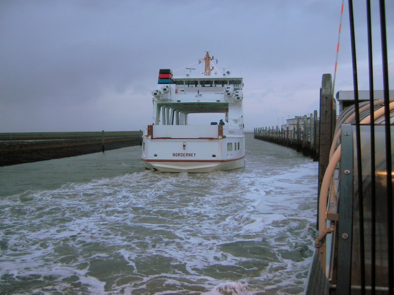 Ausfahrt der Fhre  FRISIA I  am Abend des 8.11.07 aus dem Fhrhafen  Norddeich-Mole Richtung Norderney.