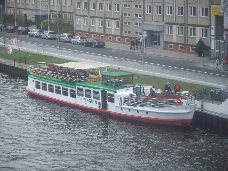 Ausflugsdampfer MS  Pinguin . Am 8. April auf der Spree nahe von Reichstag und Regierungsviertel.