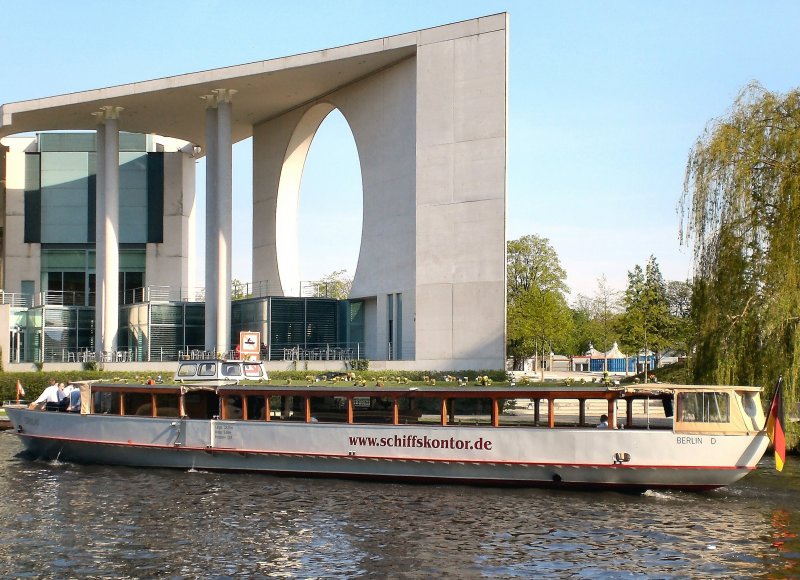 Ausflugsschiff auf der Spree am Bundeskanzleramt, Sommer 2007