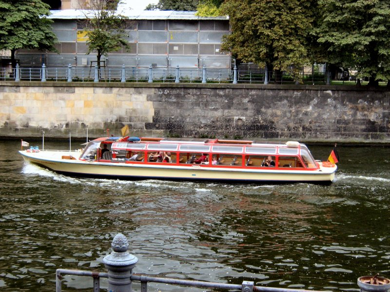 Ausflugsschiff auf der Spree in Berlin-Mitte, 1. September 2008