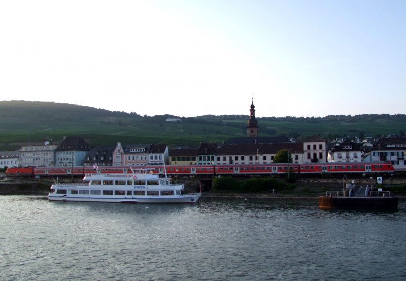 Ausflugsschiff  BINGEN  legt in den Abendstunden in Rdesheim an;080827 