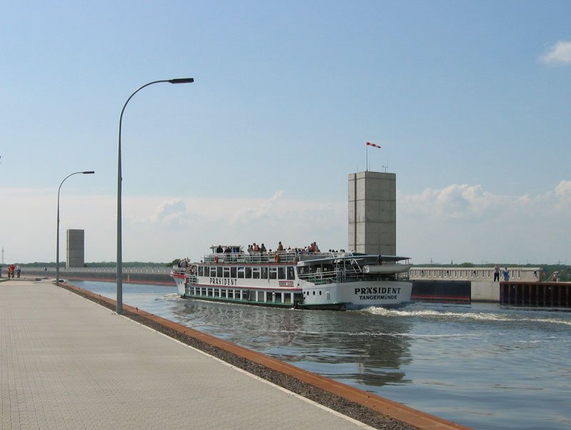 Ausflugsschiff FGS  PRSIDENT , Tangermnde, ENI 05600630 berquert auf dem Mittellandkanal die Elbe dank Wasserstraenkreuz Magdeburg bei Hohenwarthe - 22.05.2005

