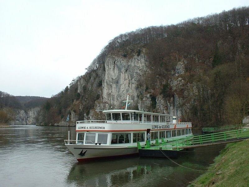 Ausflugsschiff MS  Ludwig der Kehlheimer  im März 2004 an der Anlegestelle vom Kloster Weltenburg, hier beginnt der Kehlheimer Donaudurchbruch. Deutschland