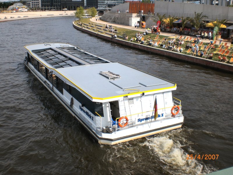 Ausflugsschiff MS Spree-Blick III beim Hauptbahnhof, April 2007