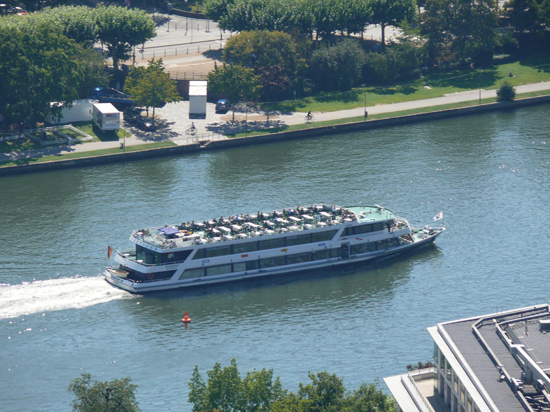 Ausflugsschiff NAUTILUS flussabwrts auf dem Main in Frankfurt; 24.08.2009
