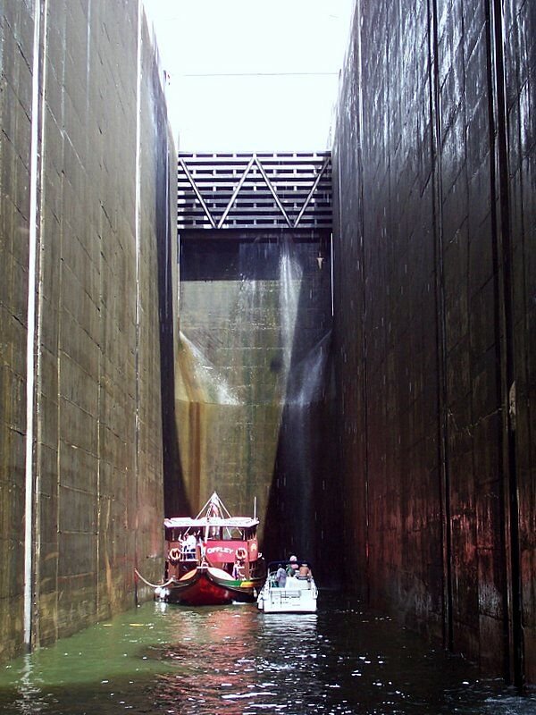 Ausflugsschiff  Offley  und das Motorboot sind bereits in der Schleusenkammer, unser Schiff, die  Sao Telmo , fhrt gerade ein, als viertes Schiff folgt noch das Ausflugsschiff  Encantos do Doure , aufgenommen am 13.05.2006