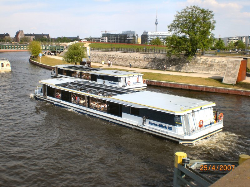 Ausflugsschiff SPree-Blick III auf der Spree in der Nhe des Hauptbahnhofes,  25.4.2007