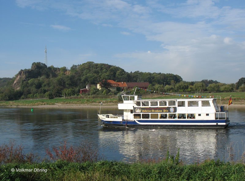 Ausflugsschiff  Stadt Riesa  mit Werbung fr Dbelner Brauhaus Pils auf der Elbe bei Diesbar-Seulitz, 19.10.2006
