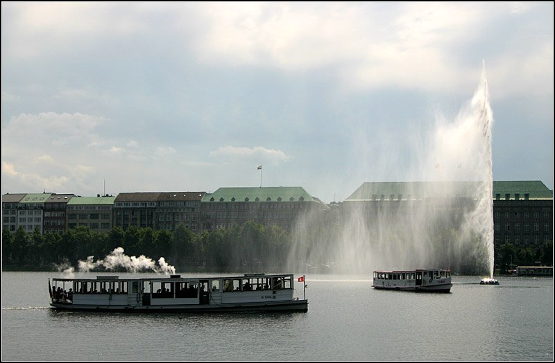 Ausflugsschiffe auf der Hamburger Binnenalster. 17.7.2007 (Matthias)