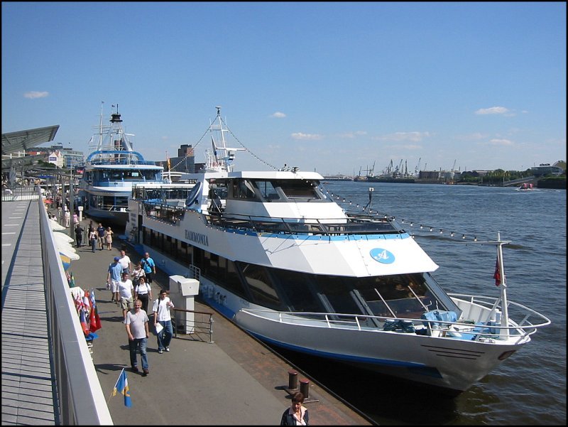 Ausflugsschiffe bei den Landungsbrcken in Hamburg (Juli 2005).
