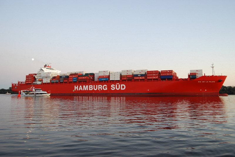 Auslaufen bei Mondschein die Rio De La Plata der Hamburg-Sd IMO-Nummer:9357951 Flagge:Deutschland Lnge:286.0m Breite:40.0m am 31.08.09 vor Teufelsbrck.