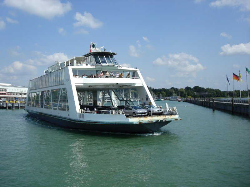 Auto-und Personenfaehre EUREGIA  bei der Ausfahrt im Hafen von Friedrichshafen/Bodensee auf dem Weg nach Romanshorn/CH
Aug.2008 