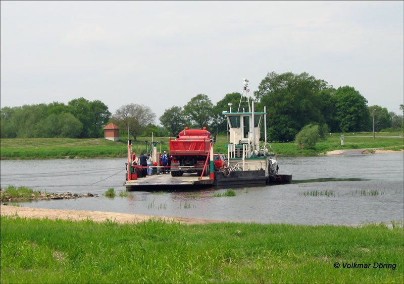 Autofhre auf der Elbe bei Sandau - 21.05.05
