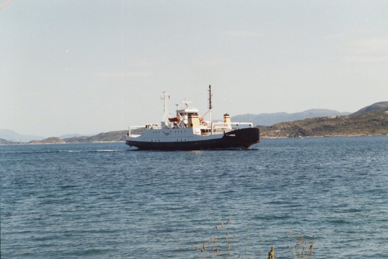 Autofhre von Kristiansund nach Avery Ende Juli 1994. Die Fhre ist gerade dabei die Beldeklappe zu ffnen.