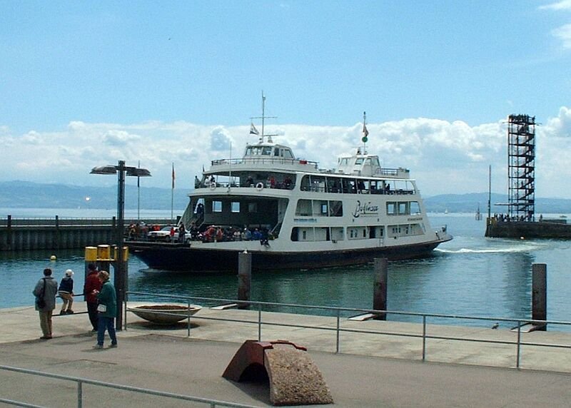 Autofhre  Romanshorn  (Romanshorn - Friedrichshafen) fhrt im Mai 2004 in den Hafen von Friedrichshafen ein.