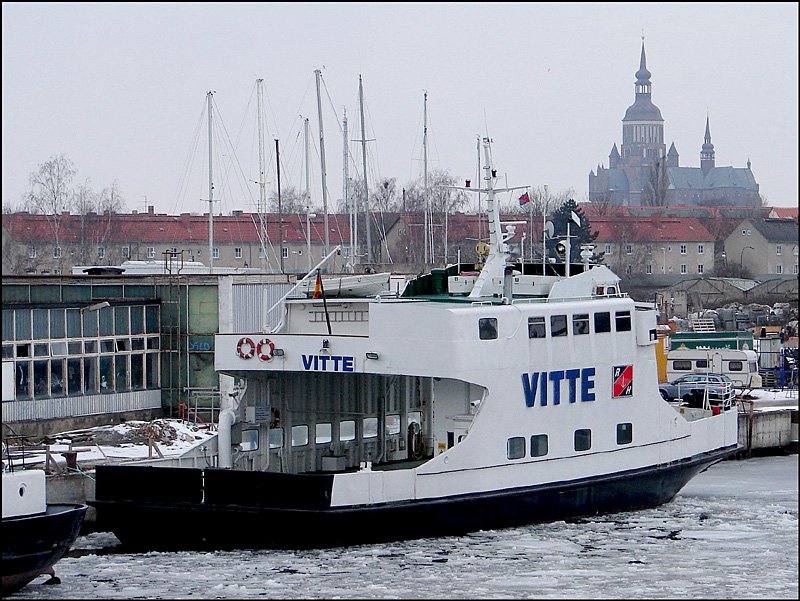 Autofhre Vitte im Becken der Reparaturwerft von Stralsund.  (am 16.03.06 )