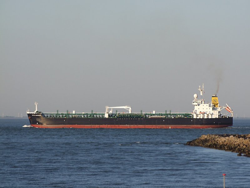 Baltic Commodore(IMO-9260017;L=182;B=27mtr)verlsst das Hafengebiet von Cuxhaven Richtung Nordsee;090824  