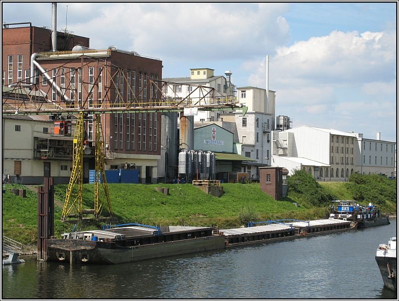 Becken II des Industriehafens von Neuss. Ein Schubverband mit dem Schubschiff  Argo  wird hier entladen. (03.08.2007)