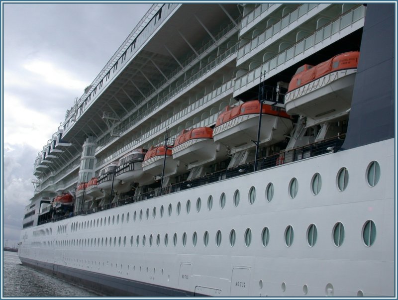 Beeindruckende Grsse des Kreuzfahrtschiffes Constellation, 294m lang und 91000 BRT, gesehen von einem Hafenrundfahrtschiff in Warnemnde.(09.08.2005)