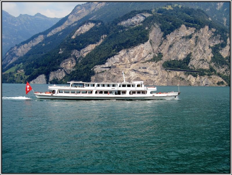 Begegnung mit der MS  Gotthard  auf dem Vierwaldstttersee. (18.07.2007)