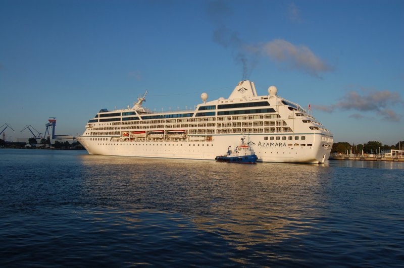 Begeleitet von einem Schlepper steuert die Azamara Journey ihrem Ankerplatz zu. Warnemnde am 13.07.09