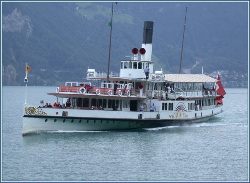 Bei Bauen begegnet uns das Dampfschiff Uri. (16.08.2006)