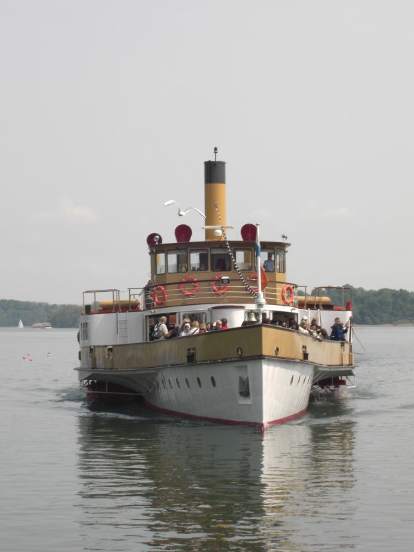 Bei der Einfahrt in den Hafen Prien-Stock fotografierten wir den
Schaufelraddampfer  Ludwig Fessler  der Chiemseeflotte am 1. Mai
2009.