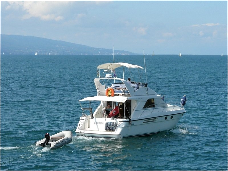 Bei herrlichem Wetter am 02.08.08 fhrt diese Motoryacht ber den Genfer See. (Jeanny)